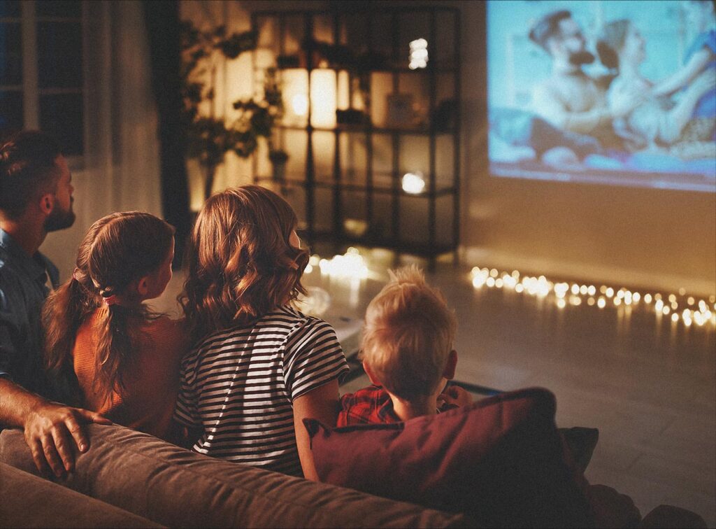 Familia viendo una película desde el sofá